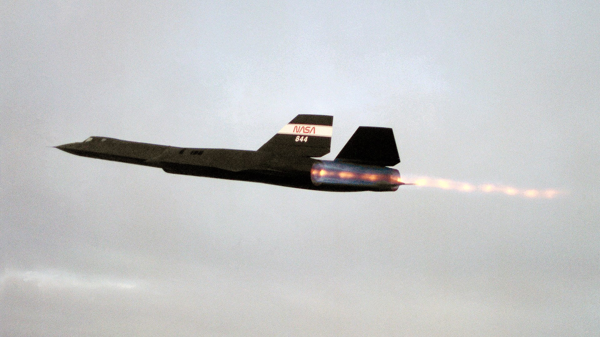 Un SR-71 Blackbird avec postcombustion allumée
