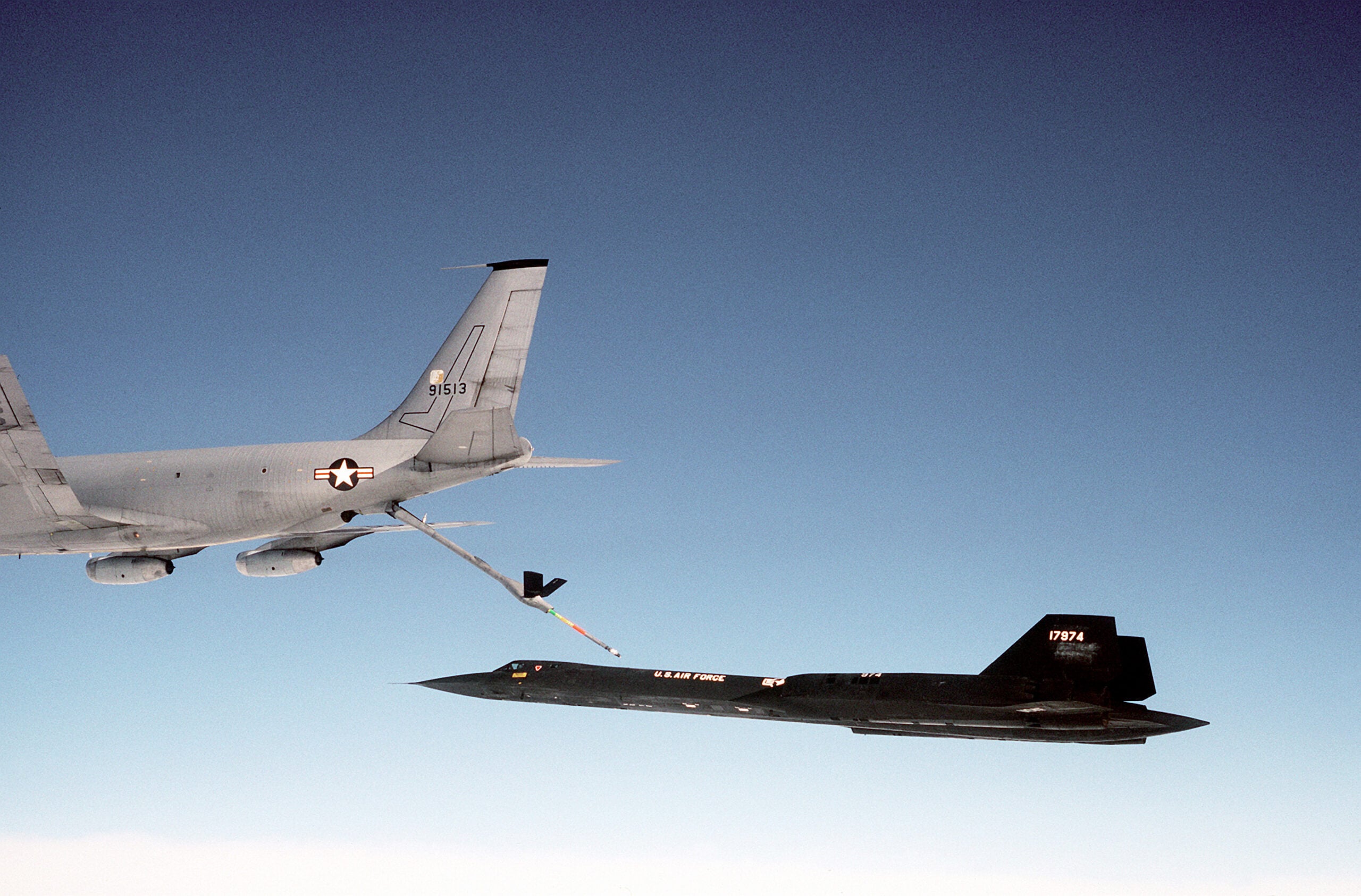 Reabastecimiento aéreo de combustible del SR-71 Blackbird con el KC-135Q Stratotanker. Un SR-71 Blackbird siendo reabastecido de combustible por un KC-135Q Stratotanker en vuelo.