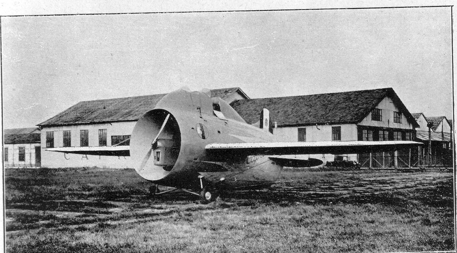 Lo Stipa-Caproni, l'aereo sperimentale italiano del 1932 con fusoliera intubata a forma di "barile volante", parcheggiato a terra.