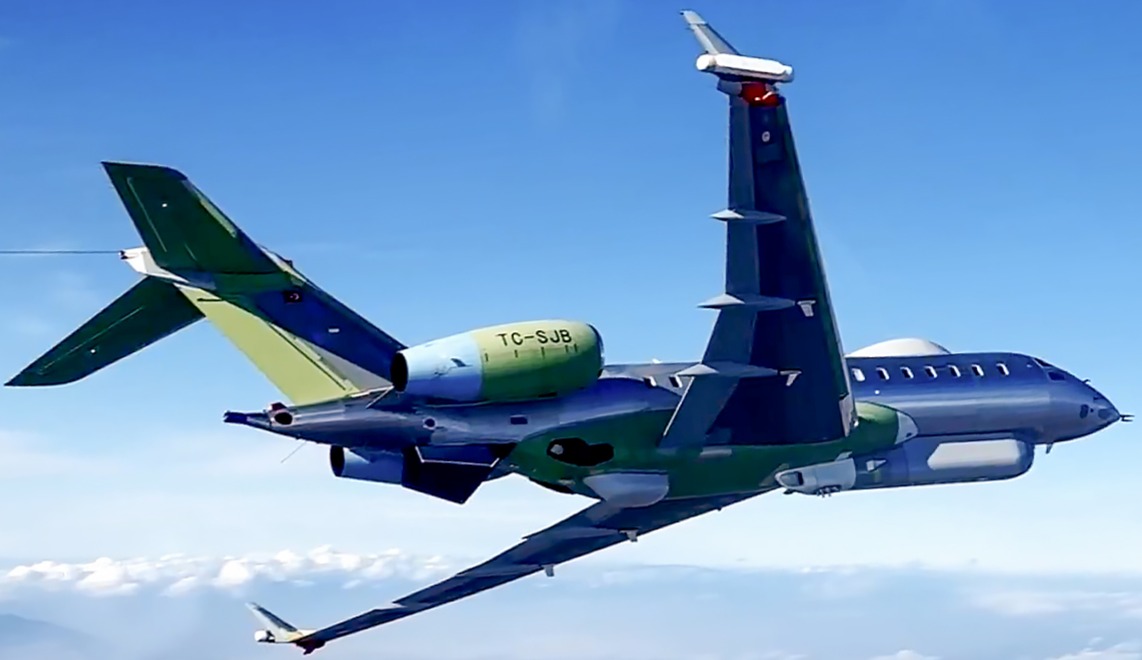 L'avion de guerre électronique turc Hava SOJ, converti à partir d'un Bombardier Global 6000, avec sa couche d'apprêt d'usine.