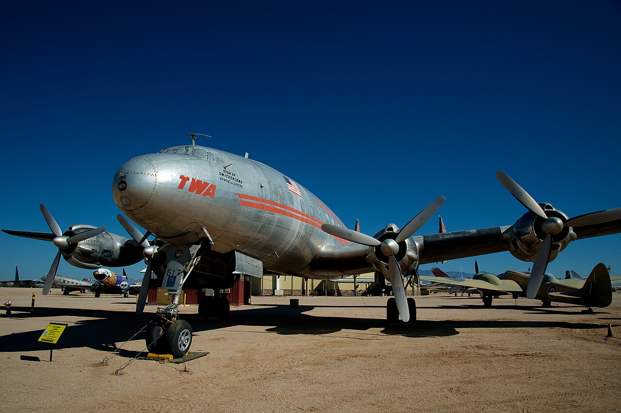 Un Lockheed L-049 Constellation della Trans World Airlines, l'aereo di linea a elica con tripla coda degli anni '40.