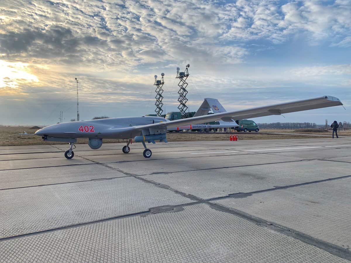 Un Bayraktar TB-2 dell'aeronautica ucraina armato con munizioni a guida laser