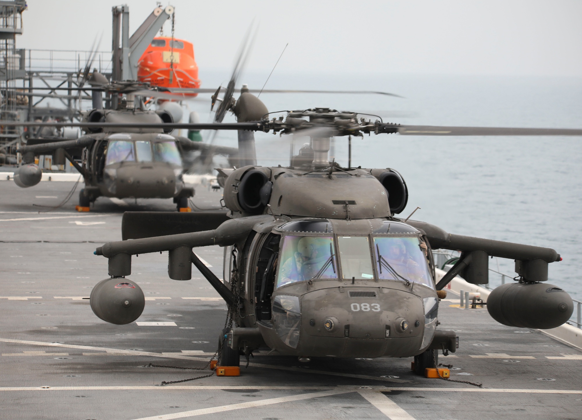 Équipages de vol des hélicoptères AH-64 Apache et UH-60 Black Hawk de l'armée américaine à bord de l'USS Lewis B. Puller dans le golfe Persique