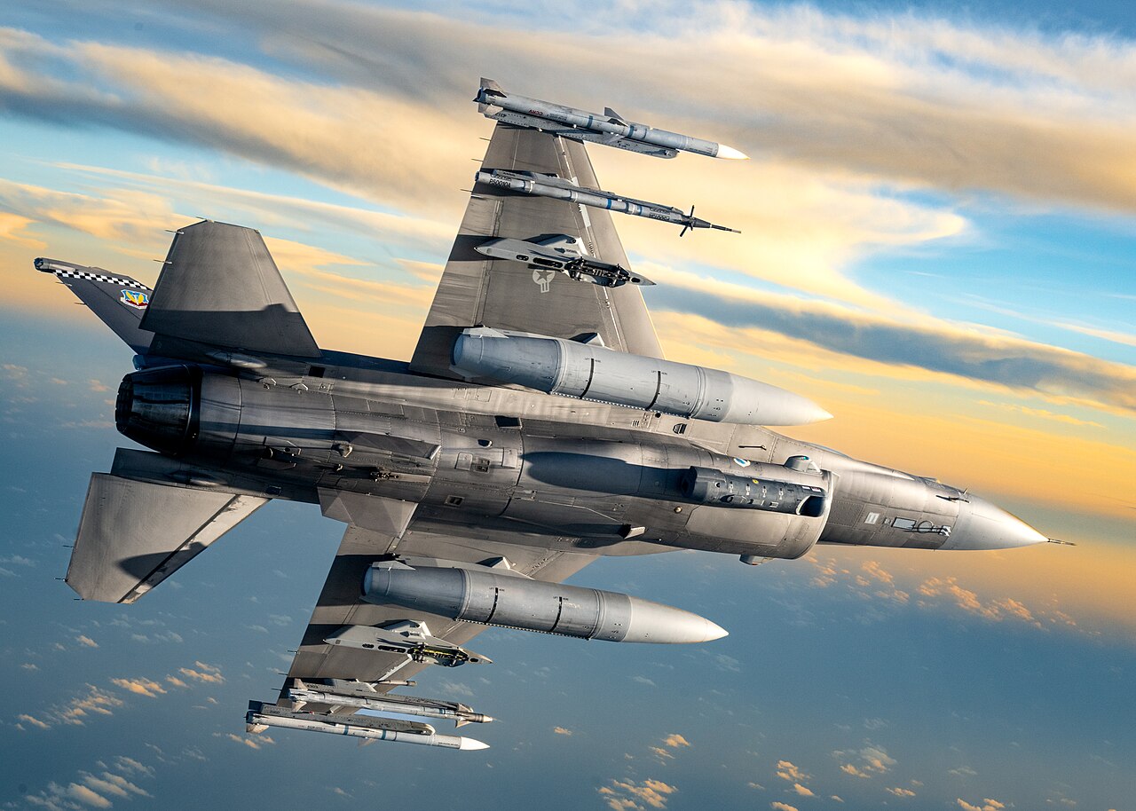 Un F-16 dell'aeronautica militare statunitense sorvola la costa del Golfo della Florida.
