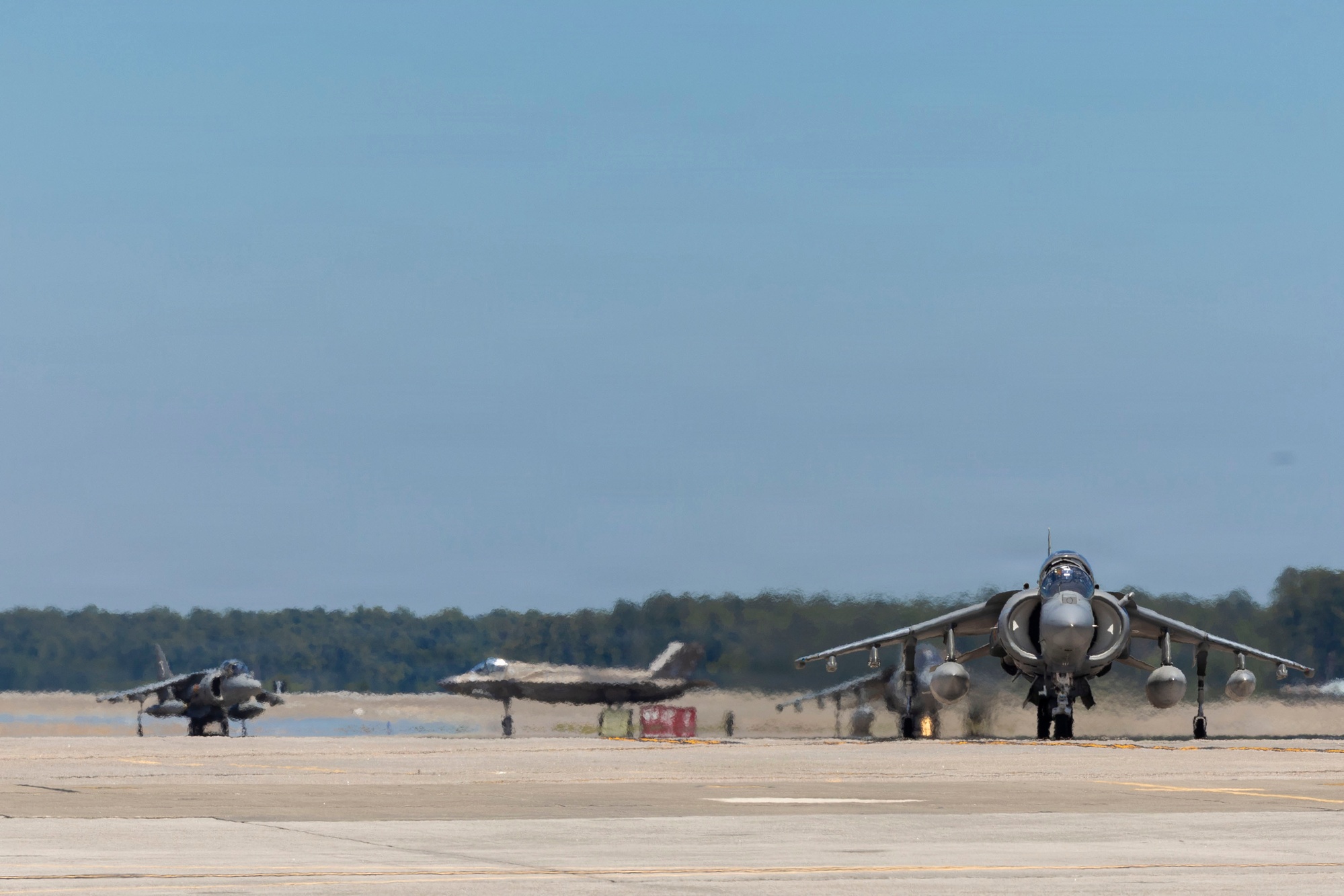 Un F-35B de l'escadron VMFA-231 du Corps des Marines des États-Unis roule derrière des AV-8B Harrier à la base aérienne de Cherry Point.