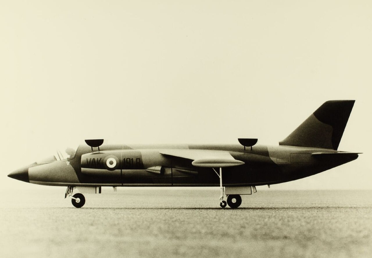 Prototipo del caccia d'attacco a decollo e atterraggio verticale VFW VAK 191B. VFW VAK 191B, prototipo di caccia d'attacco a decollo e atterraggio verticale della Germania Ovest, sulla pista di atterraggio.