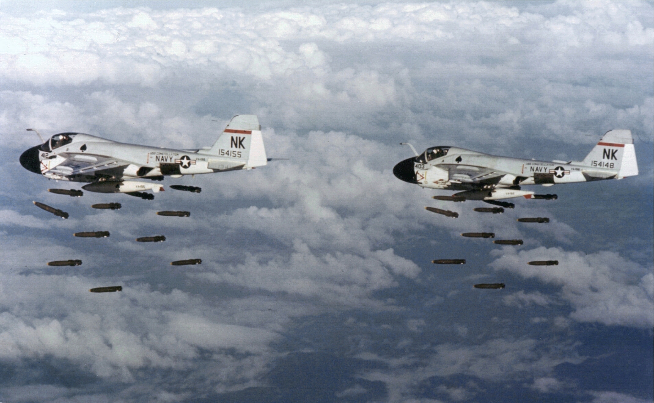 A-6 Intruder che sganciano bombe sul Vietnam
