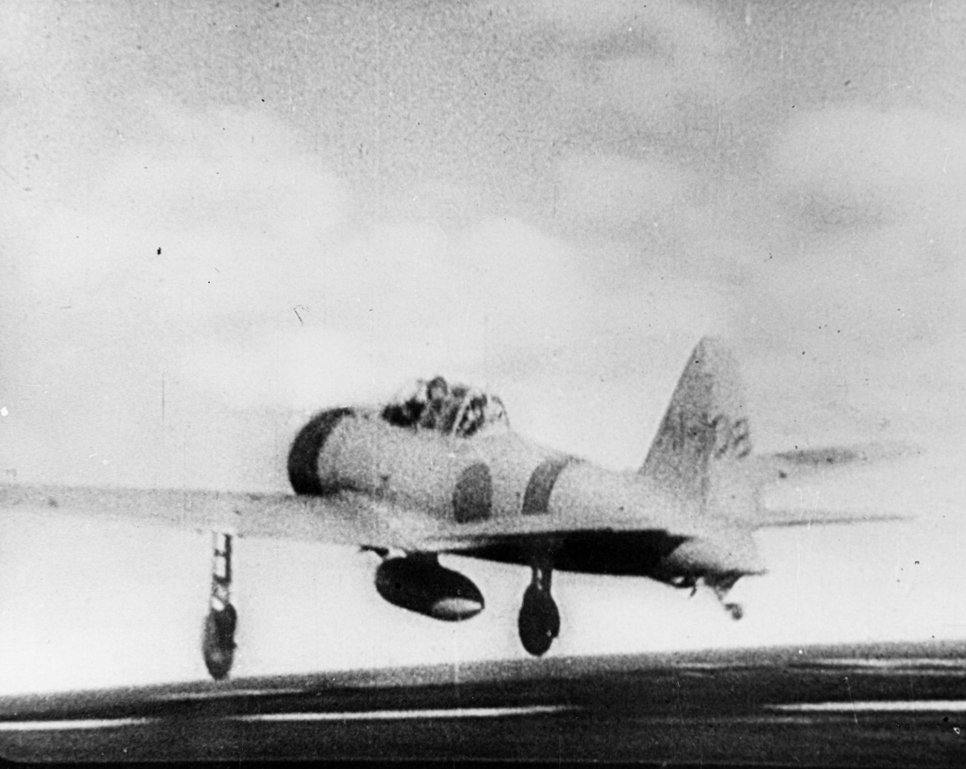 Un Mitsubishi A6M2 Zero decolla dalla portaerei Akagi, dicembre 1941.