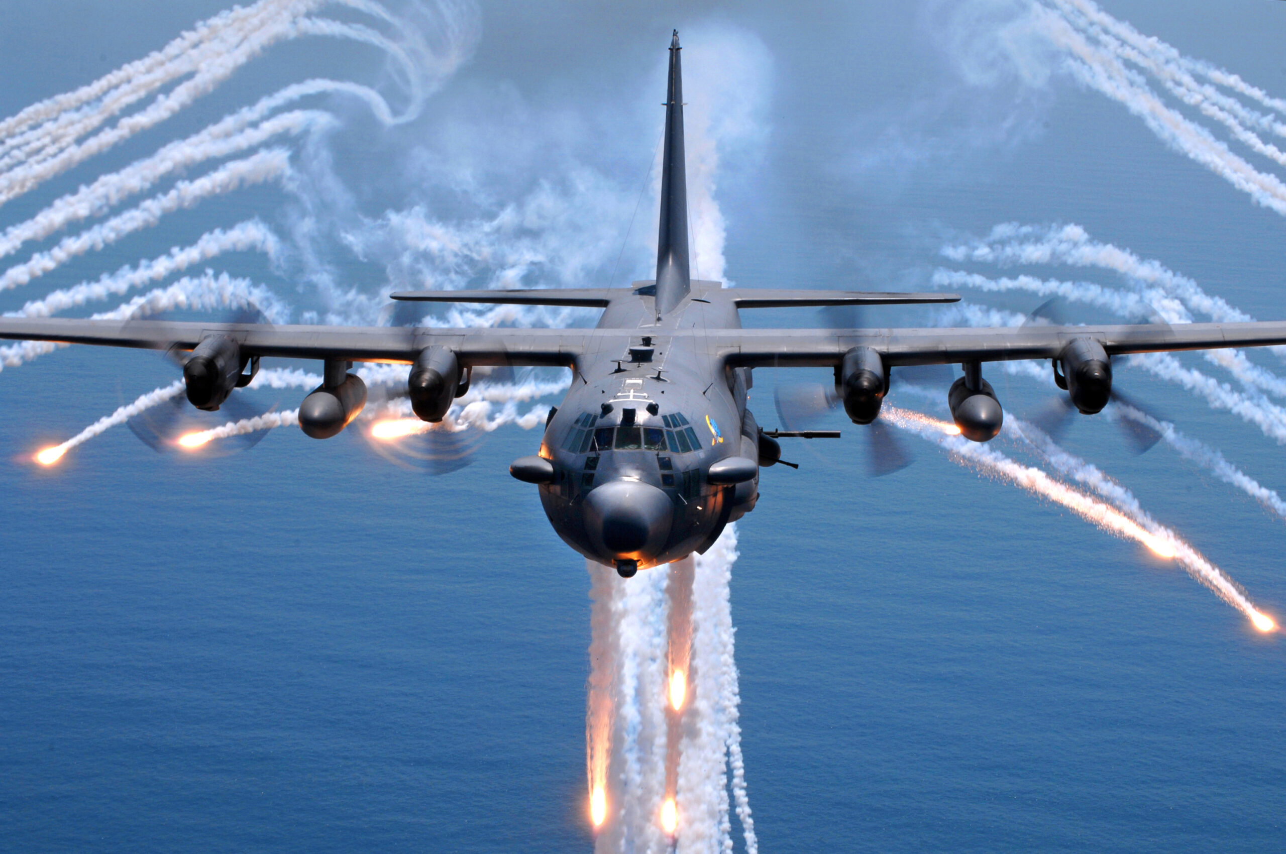AC-130H Spectre wirft Leuchtraketen ab Ein AC-130H Spectre-Kampfhubschrauber wirft Täuschkörper im Engelsmuster ab.