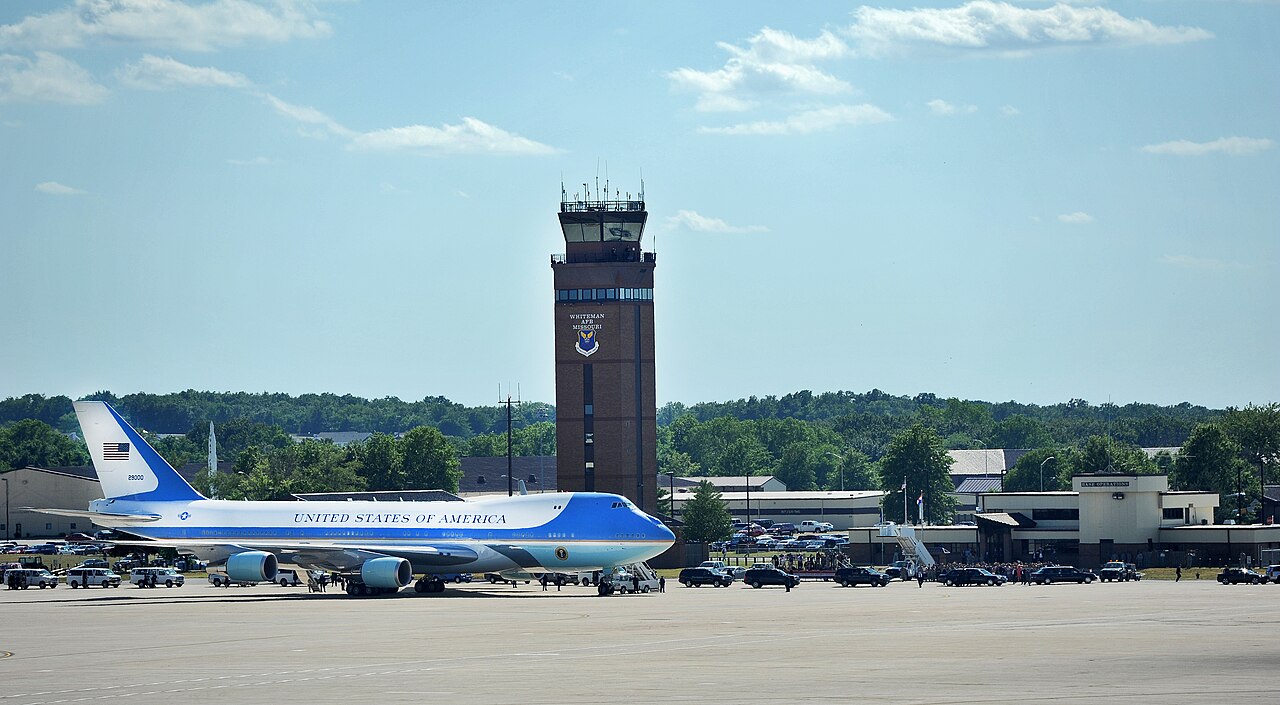 VC-25A Air Force One landing