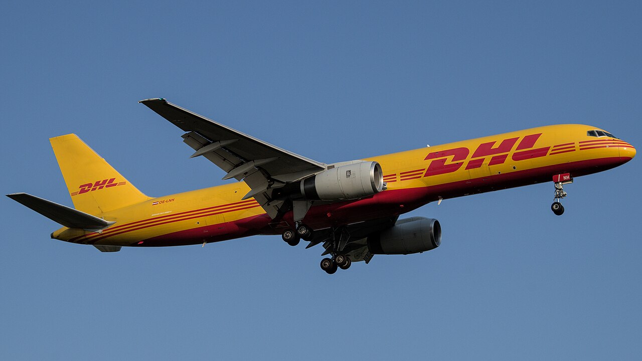 Aereo di linea in fase di avvicinamento finale con il carrello abbassato. Aereo di linea in fase di avvicinamento finale, dove gli altimetri radio sono più importanti.