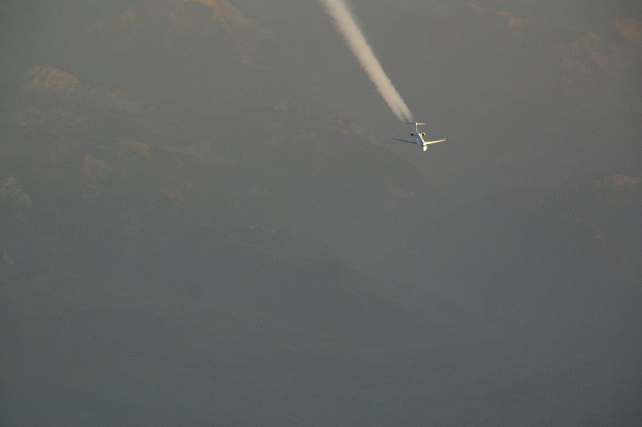 Avión de pasajeros volando a gran altitud