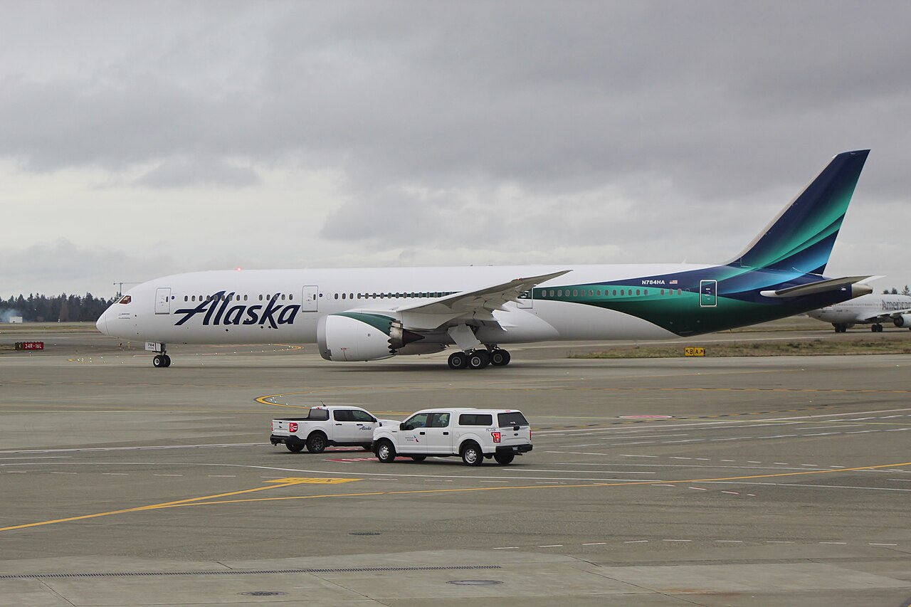 Un Boeing 787-9 di Alaska Airlines con la livrea Global della compagnia aerea all'aeroporto di Seattle-Tacoma.