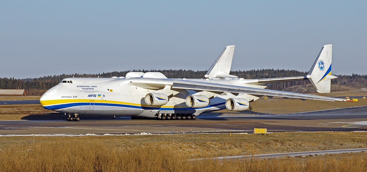 L'Antonov An-225 Mriya, il più grande aereo mai costruito, in volo.