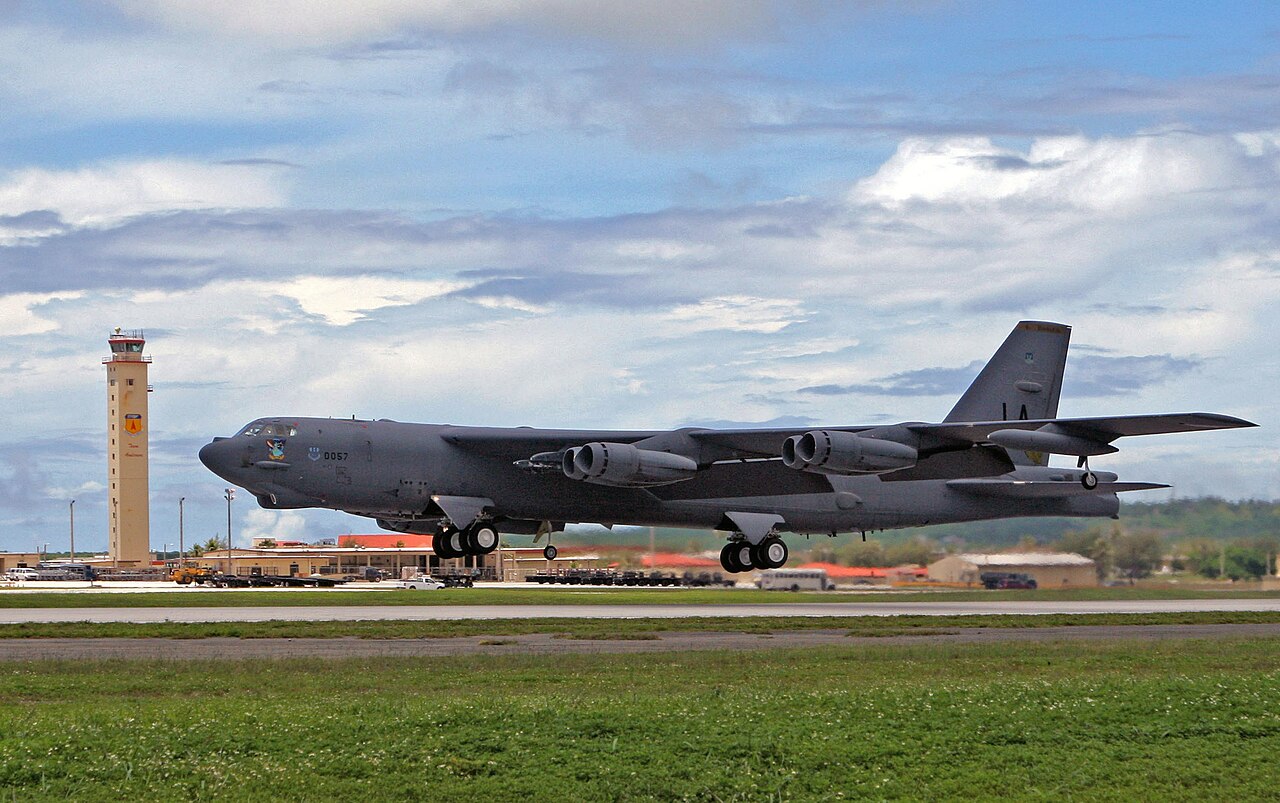 B-52 Stratofortress in fase di decollo