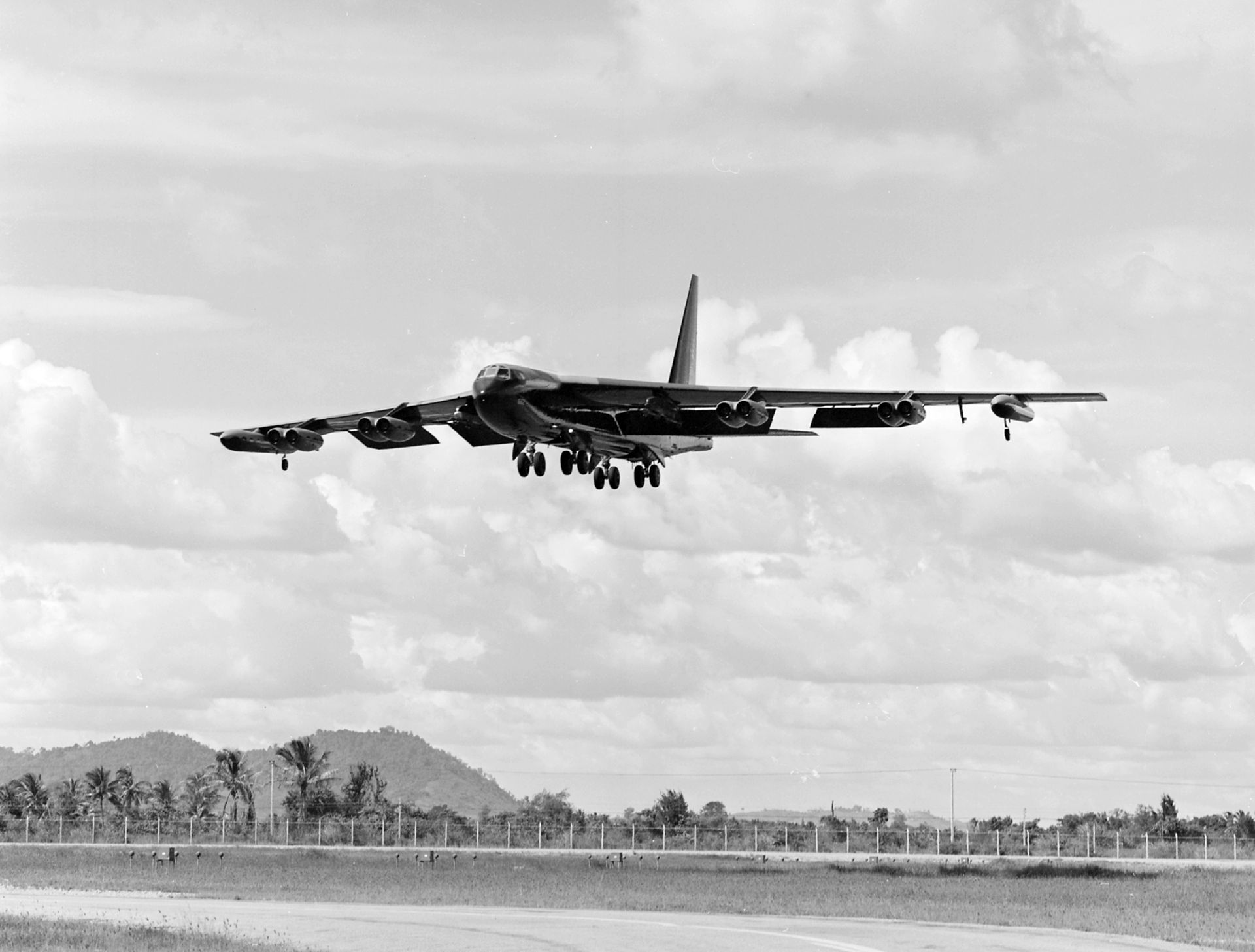 B-52D in avvicinamento a U-Tapao 1972