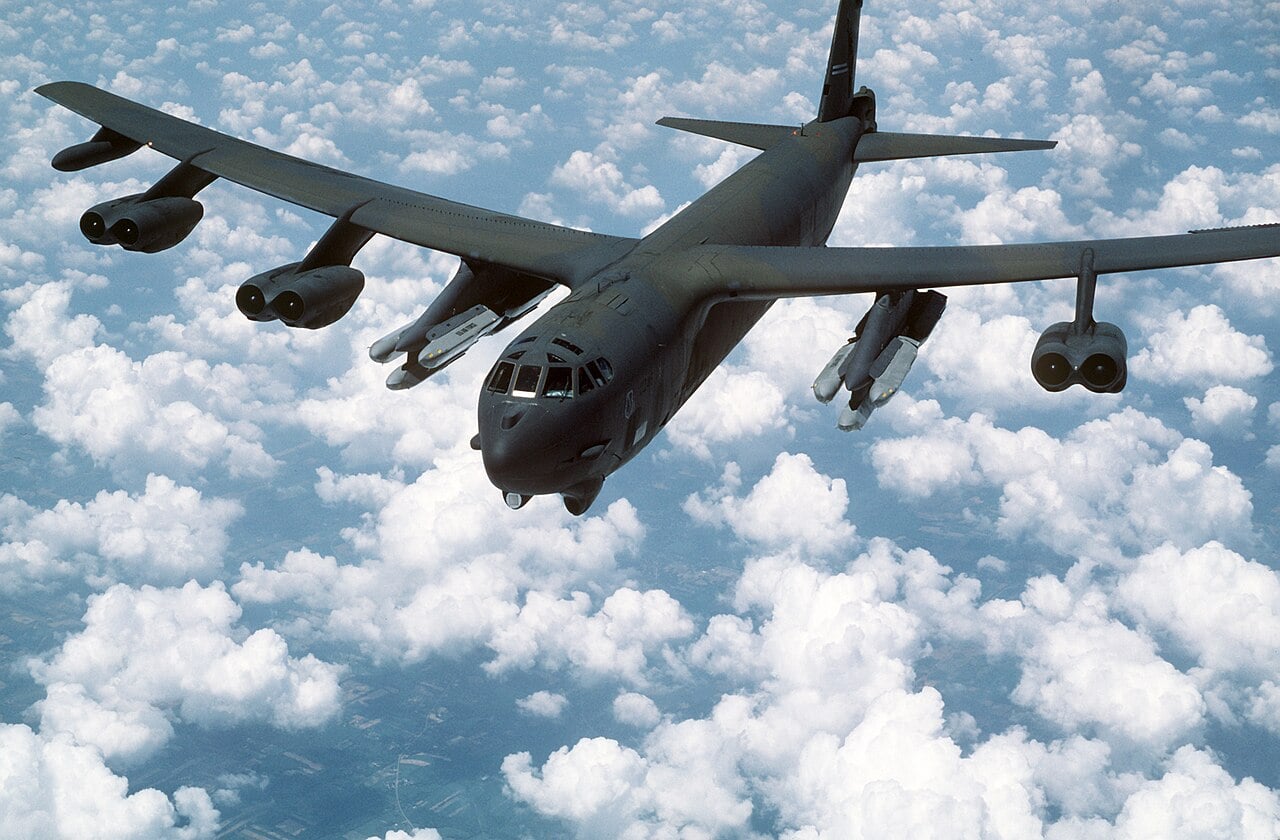 Un B-52 armado con misiles de crucero lanzados desde el aire AGM-86B.