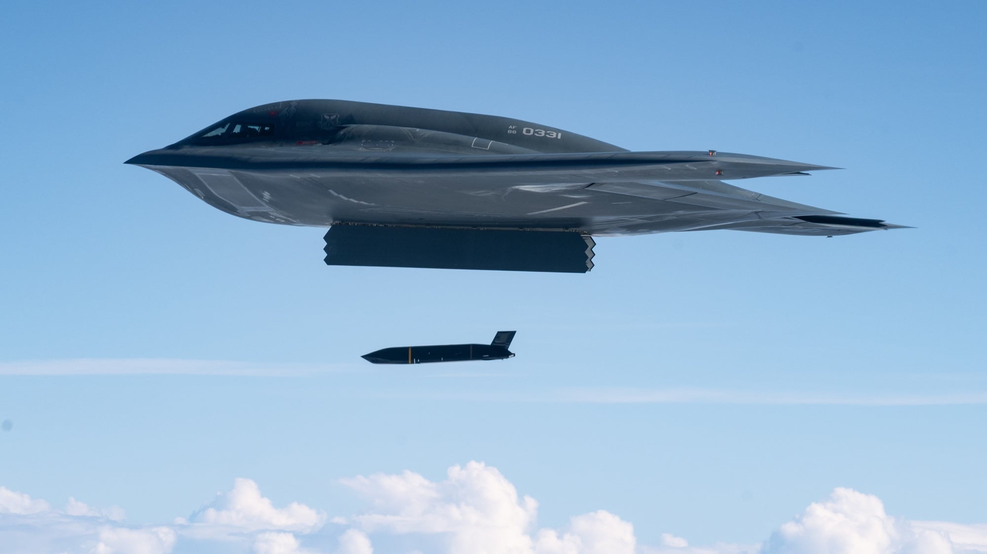 Un bombardero furtivo B-2 Spirit de la Fuerza Aérea de EE. UU. lanza un misil antibuque AGM-158C LRASM.