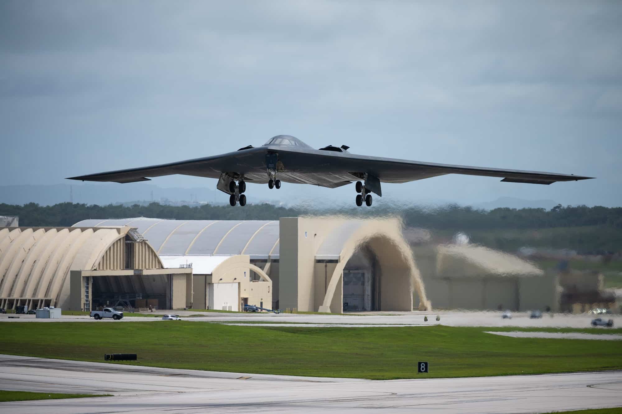 Un B-2 Spirit despega de la base aérea Andersen en Guam.