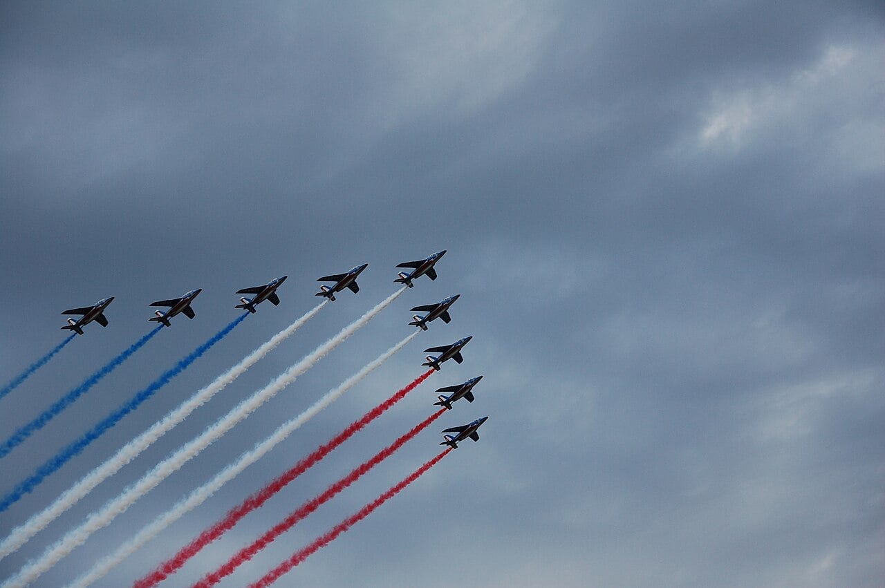 Aviones militares sobrevuelan París durante el desfile aéreo del Día de la Bastilla.