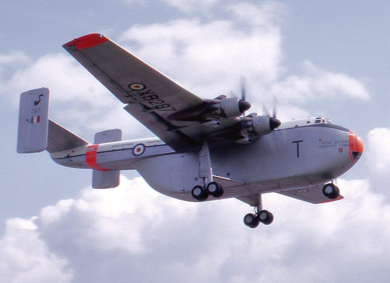 Un Blackburn Beverley del Comando Trasporti della RAF, che mostra la fusoliera a scatola e la trave di coda.
