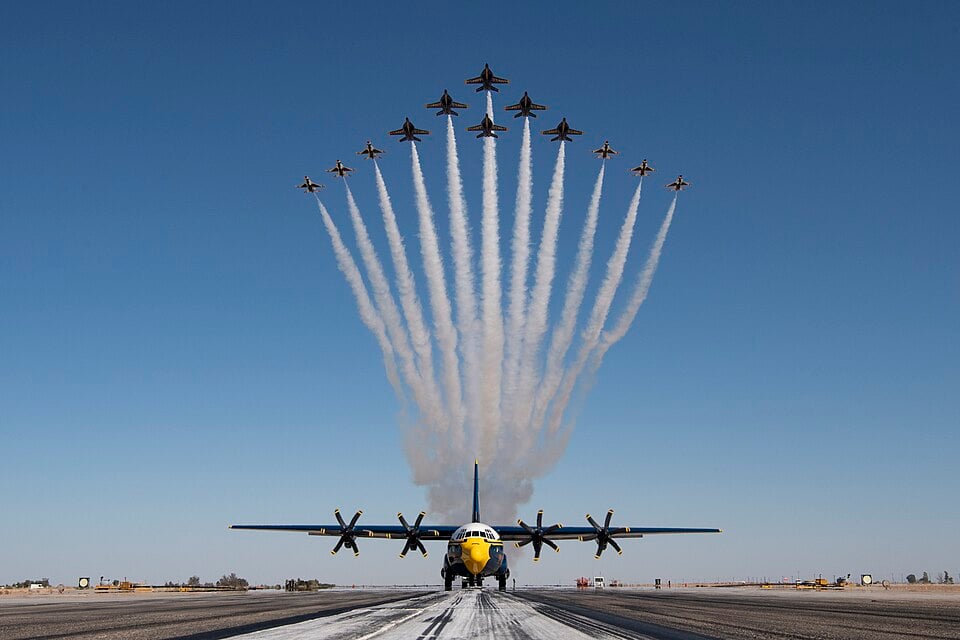 Formación Super Delta de los Blue Angels y los Thunderbirds
