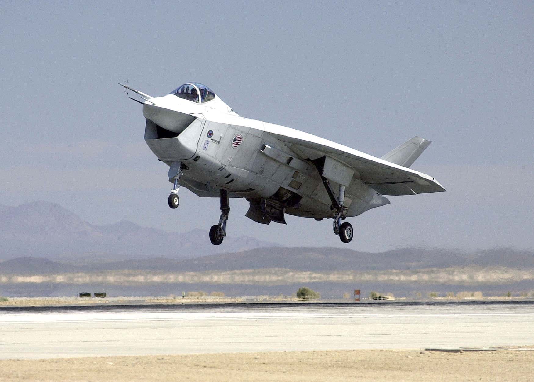 El demostrador Boeing X-32B STOVL despega en su vuelo inaugural desde Palmdale.