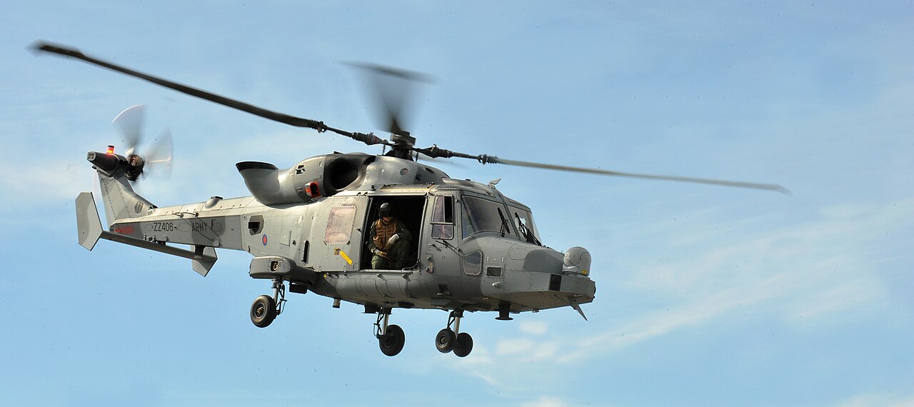 Un elicottero AgustaWestland Wildcat AH1 dell'esercito britannico in volo.