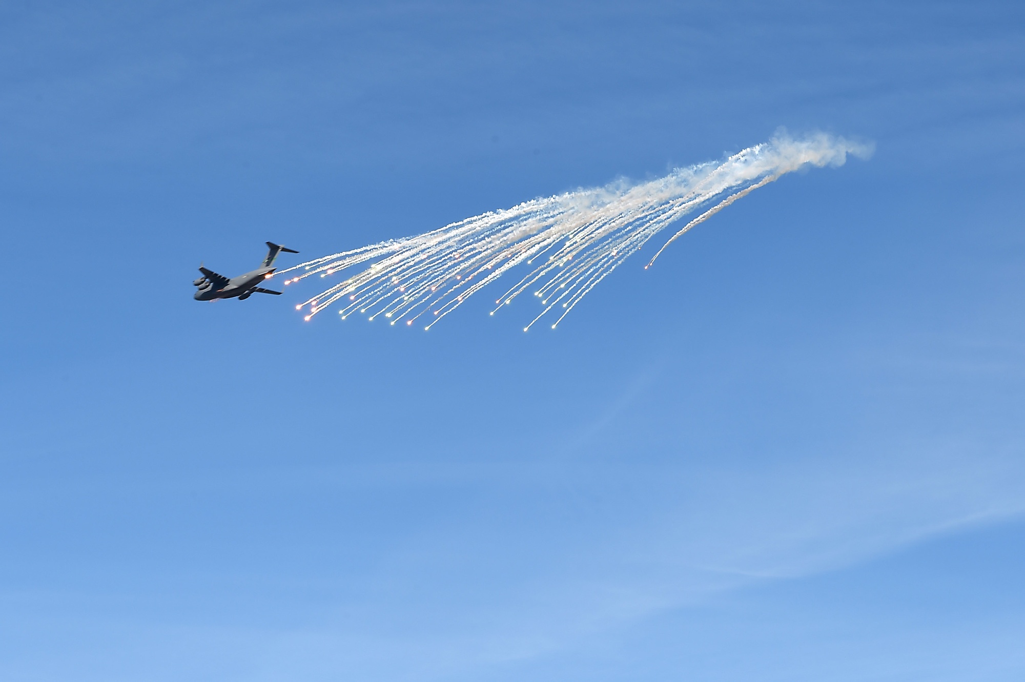 C-17 Globemaster III setzt Leuchtraketen ab