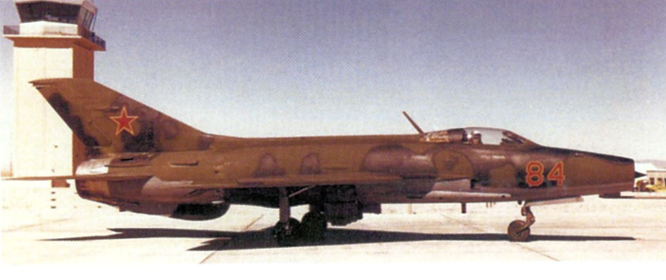 Un MiG-21 "Fishbed" (Red 84) in dotazione all'aeronautica militare statunitense, appartenente al 4477° Squadrone di Test e Valutazione, presso il poligono di tiro di Tonopah, in Nevada. Foto dell'aeronautica militare statunitense.