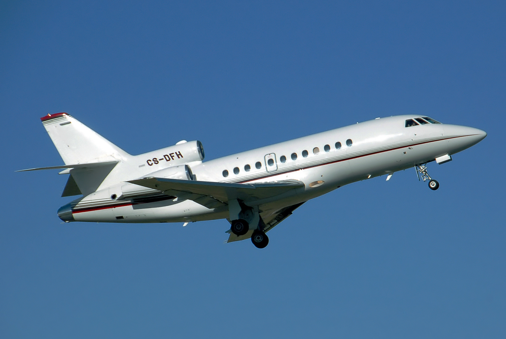 Avión ejecutivo Dassault Falcon en la pista.