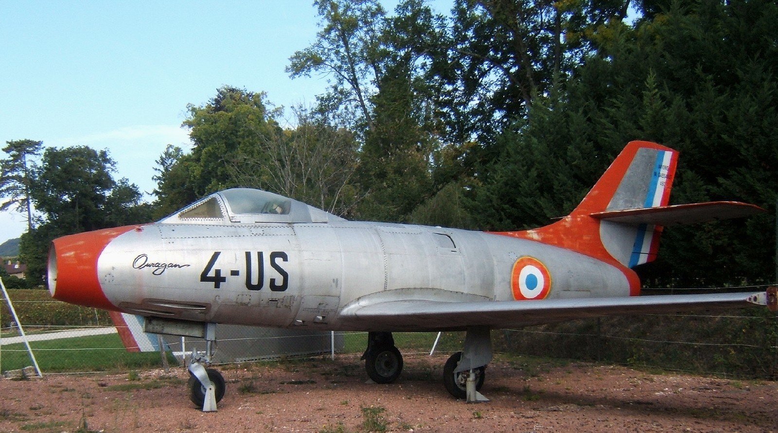 El Dassault MD.450 Ouragan, el primer caza a reacción de diseño francés, se conserva en un museo francés.