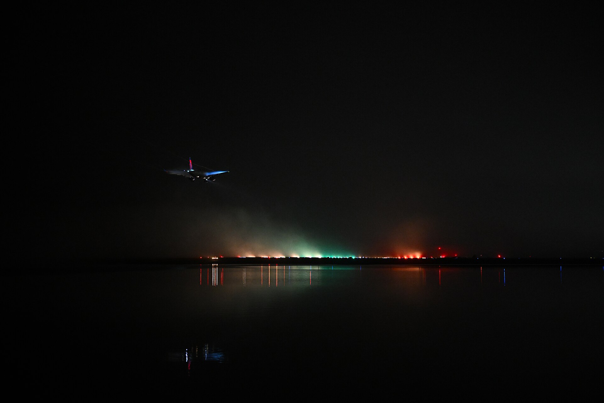 Un Airbus A220 della Delta in fase di atterraggio nella nebbia a Boston.