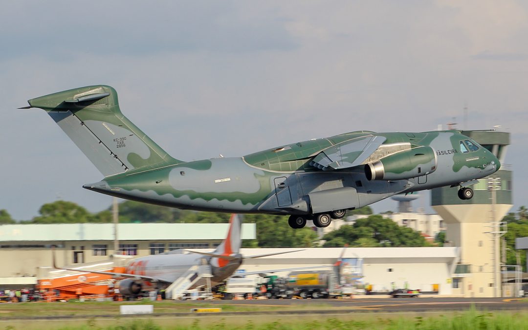 Praga recibe su avión de transporte aéreo, con escolta de un Gripen.