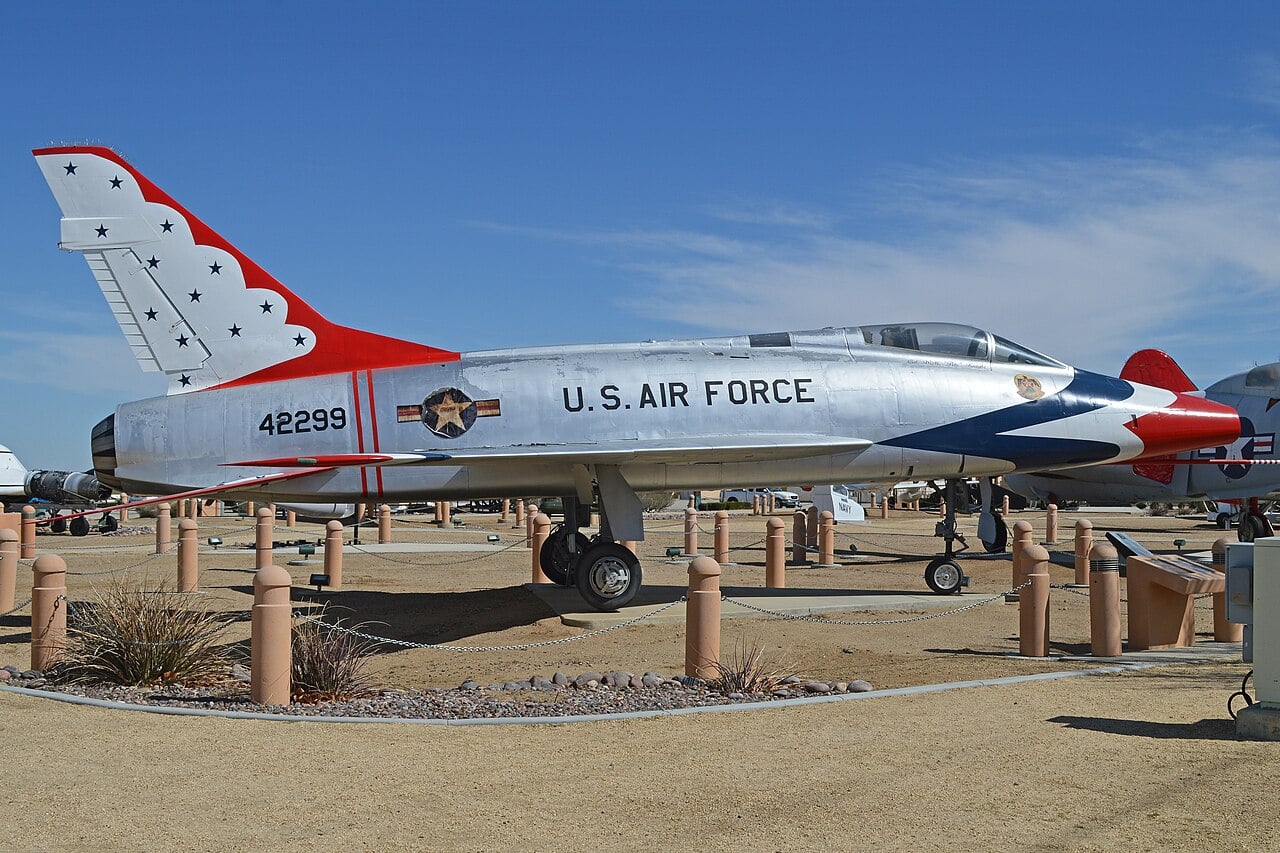 F-100 Super Sabre F-100D Super Sabre nord-américain aux couleurs des Thunderbirds