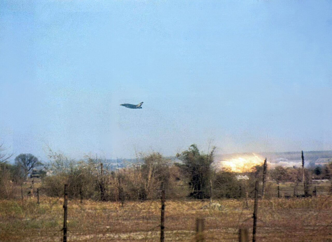 F-100D Super Sabre larguant du napalm au Vietnam, 1968
