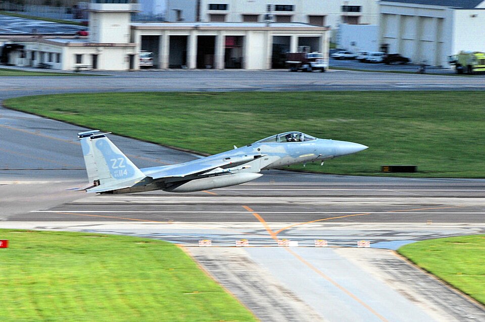 Un F-15C Eagle despegando de la base aérea de Kadena.