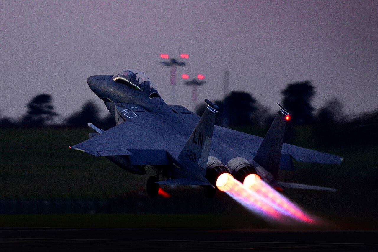 Un F-15E Strike Eagle del 492° Fighter Squadron decolla dalla base RAF di Lakenheath con il postbruciatore acceso.