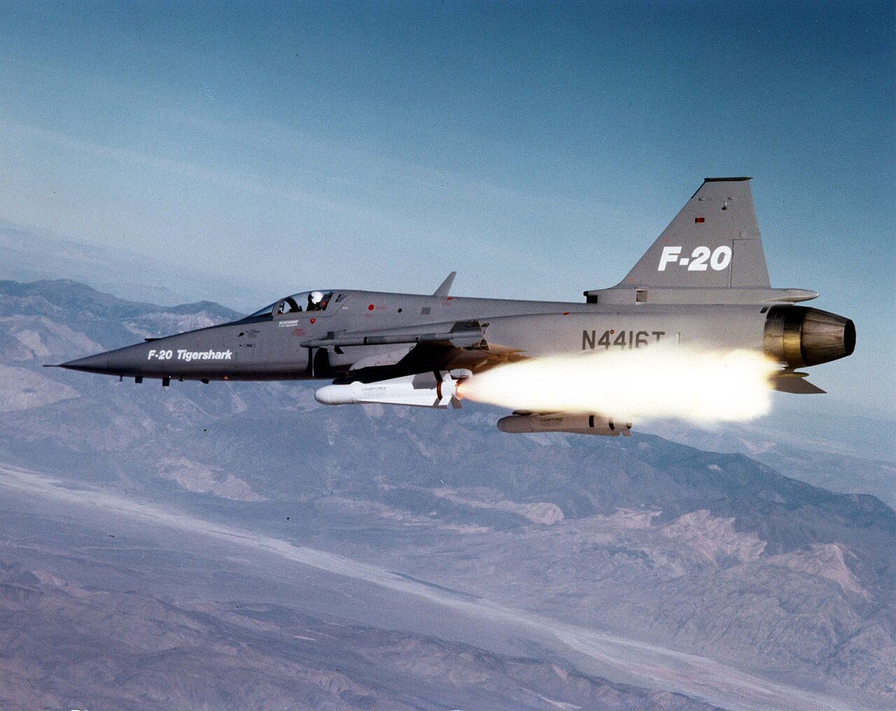 F-20 feuert eine AGM-65 Maverick ab