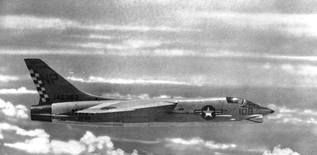 Vought F-8 Crusader in volo