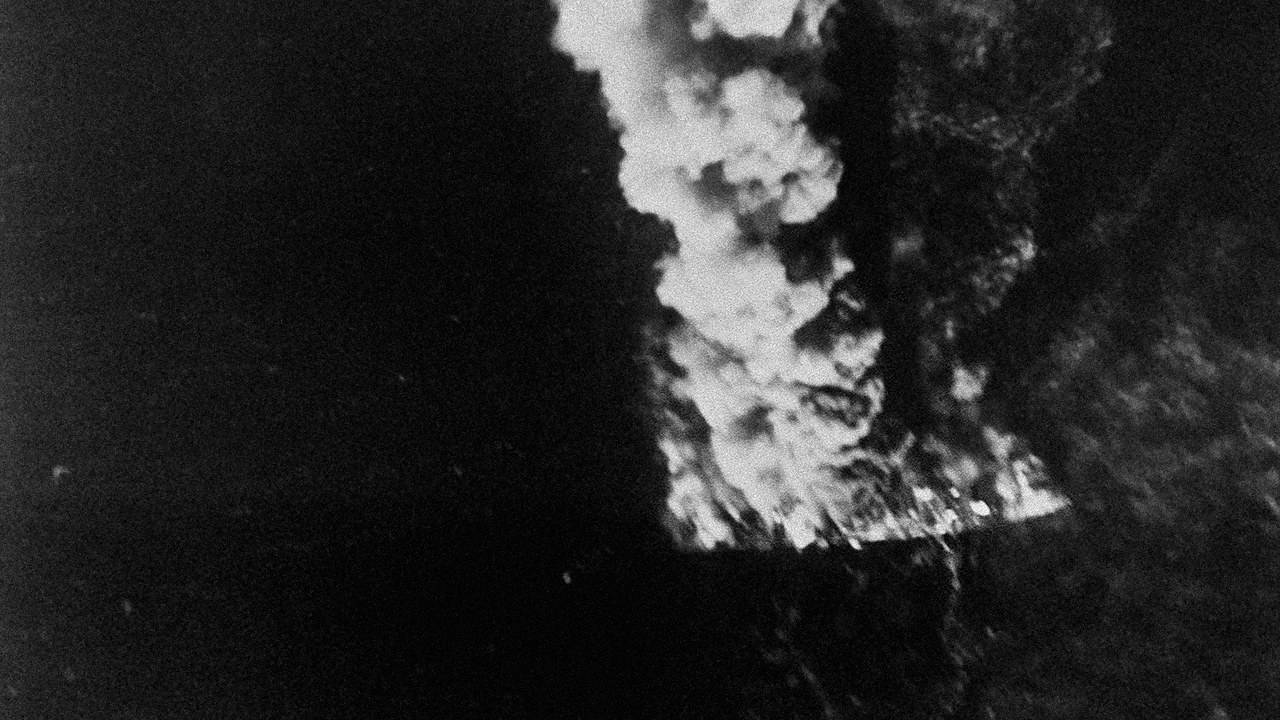 La fregata iraniana Sahand in fiamme dopo gli attacchi statunitensi durante l'Operazione Mantide Religiosa, 1988.