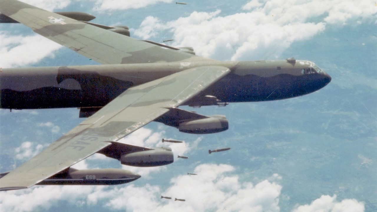 Bombardieri Boeing B-52 Stratofortress durante l'Operazione Linebacker II su Hanoi, 1972
