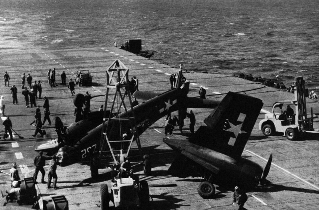 Un F7F Tigercat s'écrase à bord de l'USS Shangri-La.