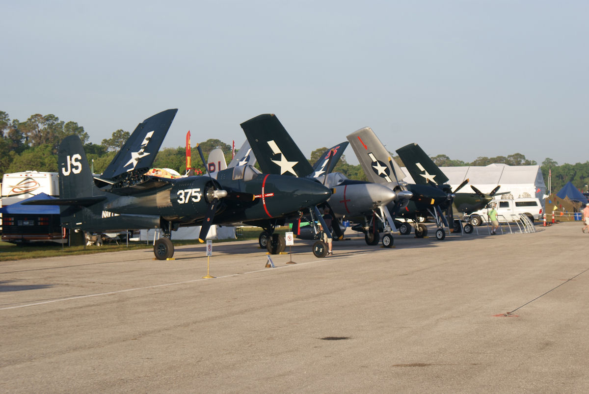 Trois avions de guerre F7F Tigercat préservés