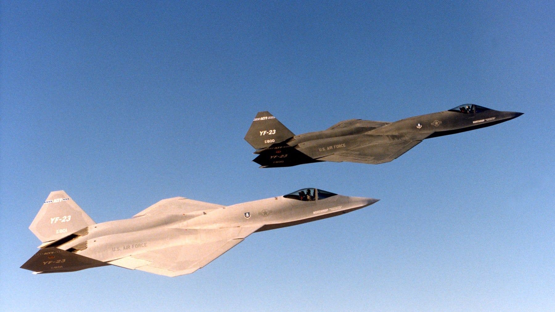 Prototypen der fortgeschrittenen taktischen Kampfflugzeuge Northrop YF-23 und Lockheed YF-22