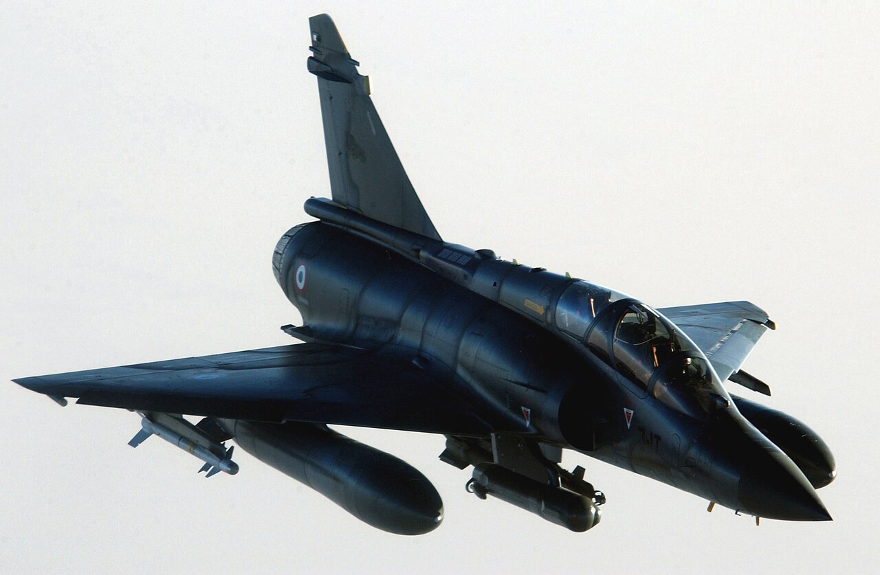 Avión de combate Mirage 2000 de la Fuerza Aérea Francesa en vuelo
