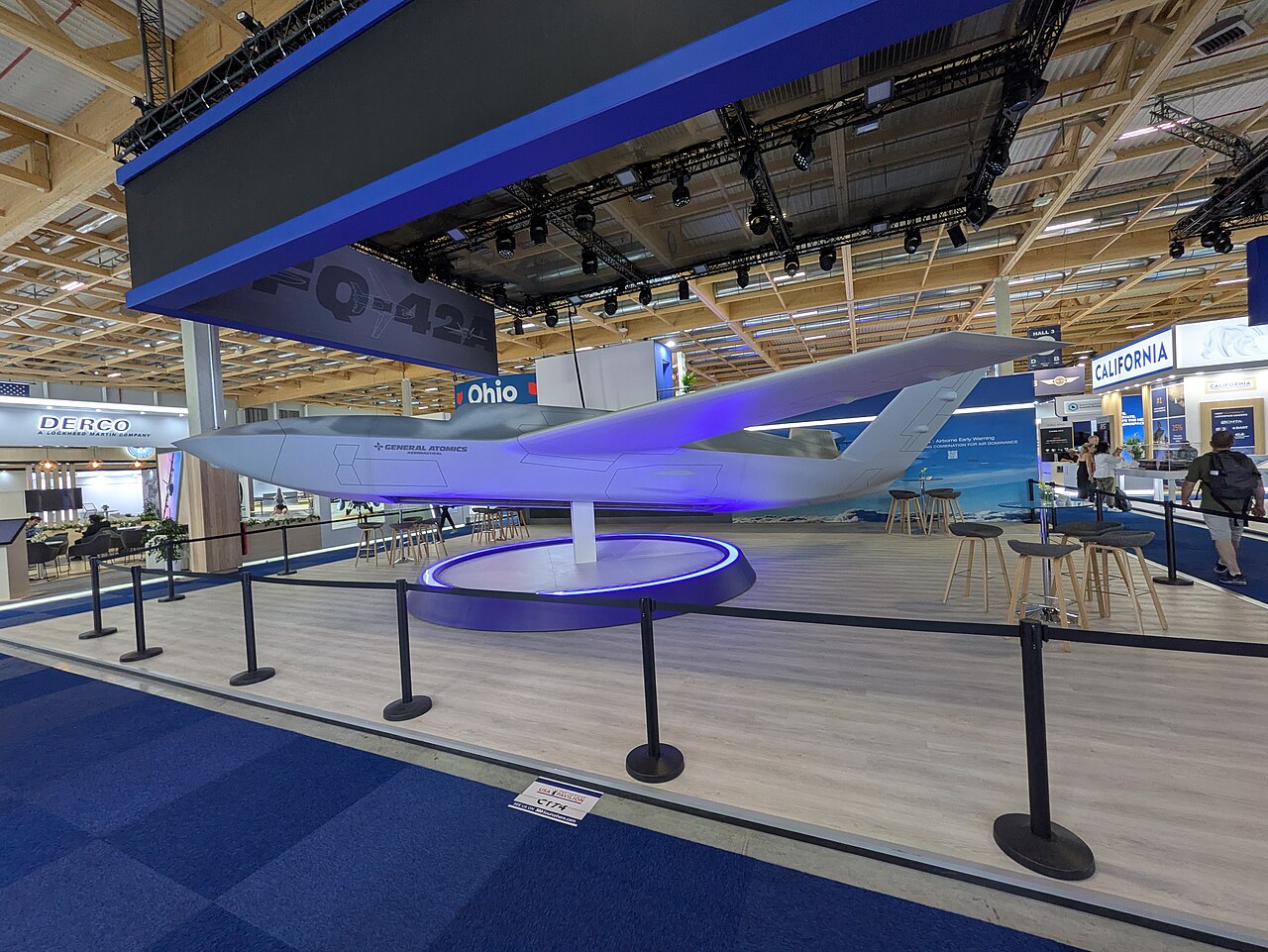 Il velivolo da combattimento collaborativo YFQ-42A della General Atomics in mostra al Salone Internazionale dell'Aeronautica e dello Spazio di Parigi.