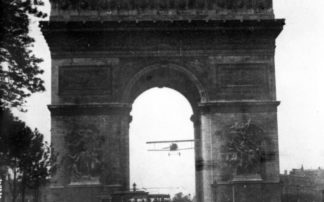 El piloto que voló bajo el Arco del Triunfo