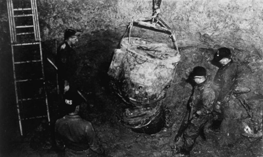Cráter excavado en el lugar donde quedó enterrada la bomba Mark 39 cerca de Faro, Carolina del Norte, 1961.