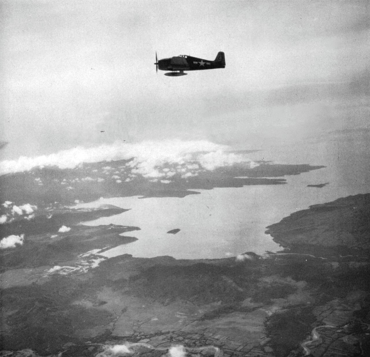 Aviones Grumman F6F Hellcat del escuadrón VF-8 en vuelo sobre Luzón. Aviones Grumman F6F Hellcat en vuelo sobre Filipinas